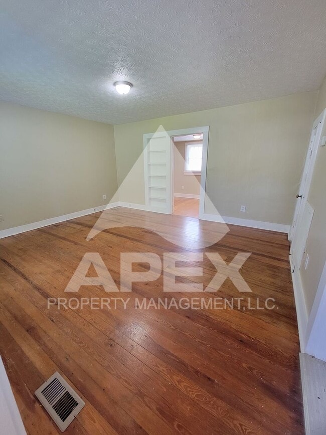 Building Photo - Cute 2 Bd - 1 Ba Single Family Home w/Gara...