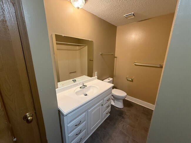 Building Photo - 2BR 1BA Duplex w/ Garage and Shared Yard in Blue Springs