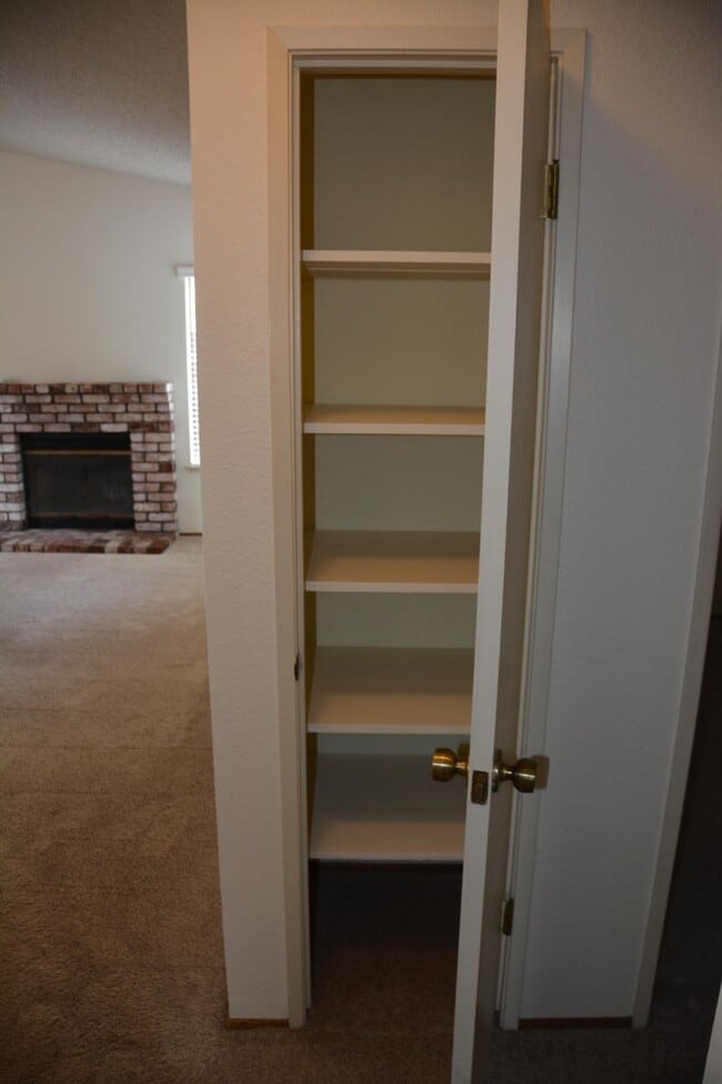 Building Photo - Hillcrest area 2 bedroom, 2 bath with 2 ca...