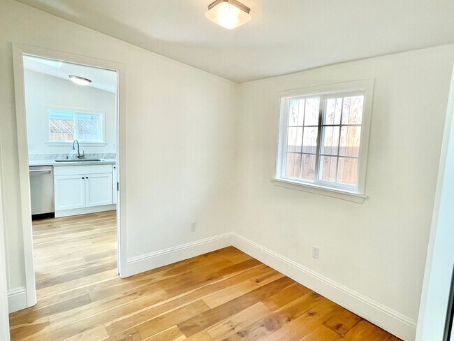 Building Photo - Remodeled Off Street Cottage 2BR/1BA Priva...