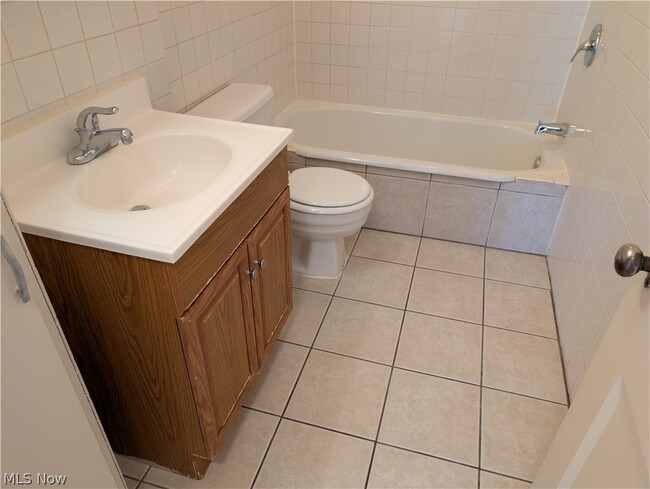 Building Photo - 637 E Wilbeth Rd