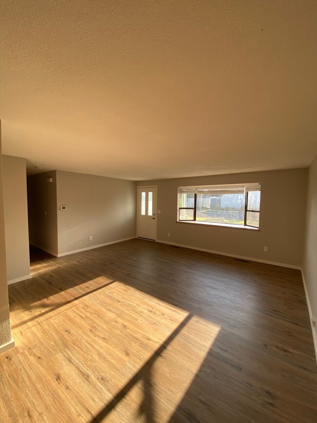 Front room with bay window - 330 S Reed St