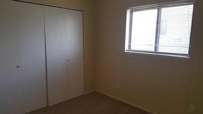 Building Photo - 3 Bedroom, 1 Bathroom Twin Home Close to P...
