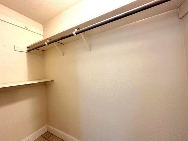 Building Photo - Updated 5 bedroom 2.5 bathroom home in Uni...