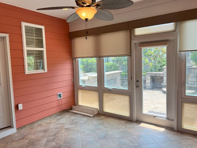 Building Photo - MARKET COMMON - 3 BEDROOM, 2.5 BATH HOME A...