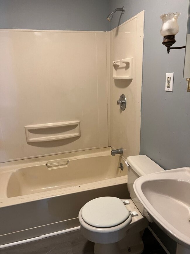 Building Photo - Coming soon- Cute 2 bedroom Cape Cod with ...