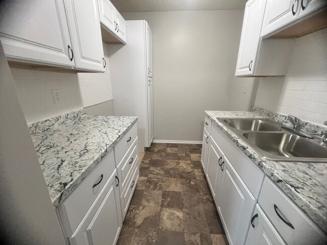 Building Photo - STUDIO Apartment Available