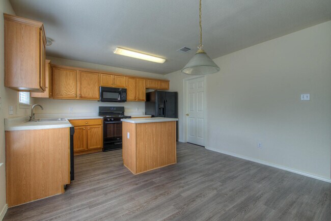 Building Photo - Very clean 4 BR 2.5 Bath