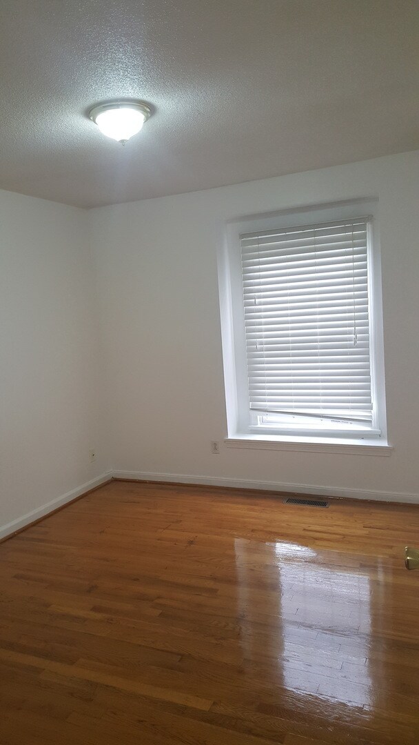 Building Photo - Virginia Beach- 3 Bed / 1.5 Bath end unit townhouse in Green Run