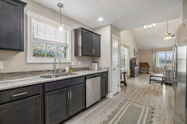 Building Photo - 833 Lutz Ln