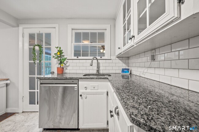 Building Photo - 12 Iroquois Rd