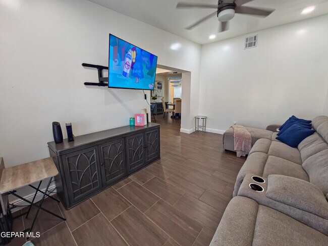 Building Photo - 7321 Cuba Dr