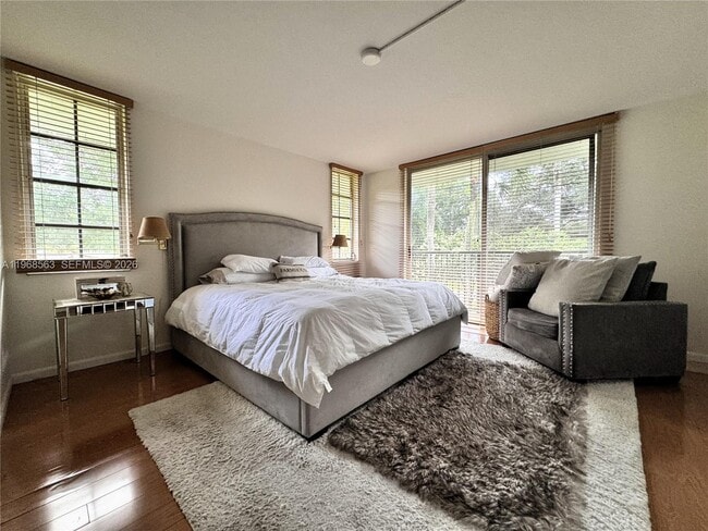 Building Photo - 901 W Cypress Ln