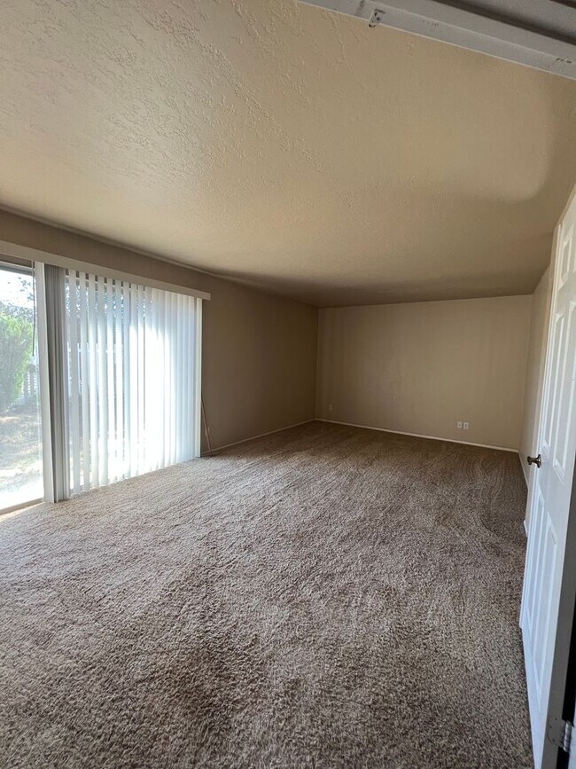 Building Photo - 3 bed, 3 bath single family home