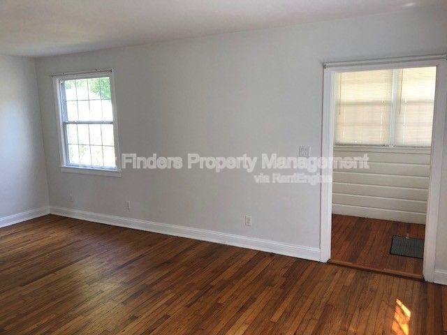 Building Photo - 1310 Menna St