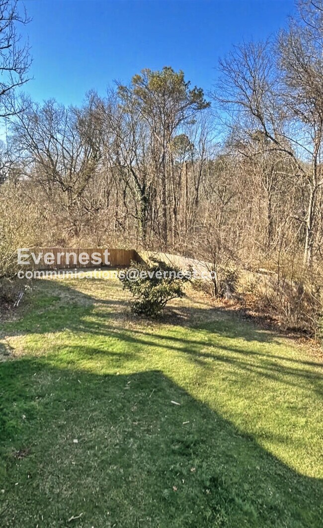 Building Photo - 3 Bed, 2 Bath Home with Fenced Yard / Pet-Friendly / Available Now!