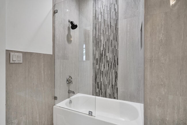 Building Photo - 365 SE 6th Ave