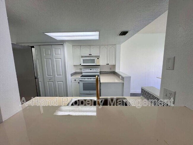 Building Photo - 439 Coconut Palm Way