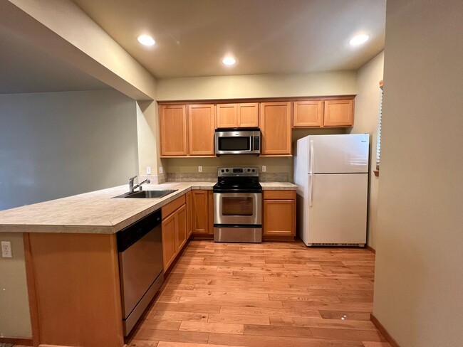 Building Photo - Spacious 2 Bed 2.5 Bath Townhome with Atta...