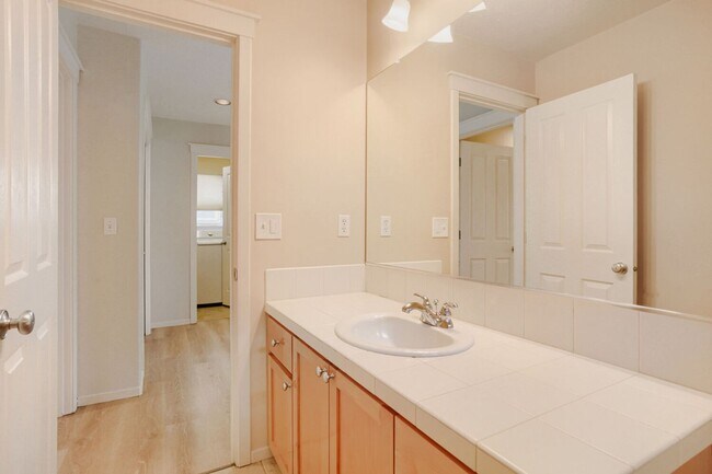 Building Photo - 4BR/2.5BA Home with Main-Level Bedroom/Office — Central A/C & Fenced Yard | Orenco Gardens, Hills...