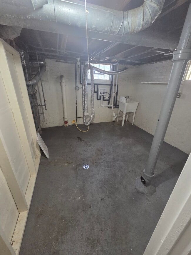 Building Photo - Charming 4BR Home with Spacious Layout, Mo...