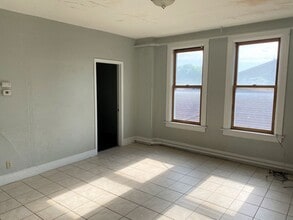 Building Photo - 920