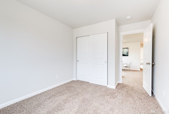 Building Photo - Newer 4 Bed 2.5 Bath with Bonus Room!!