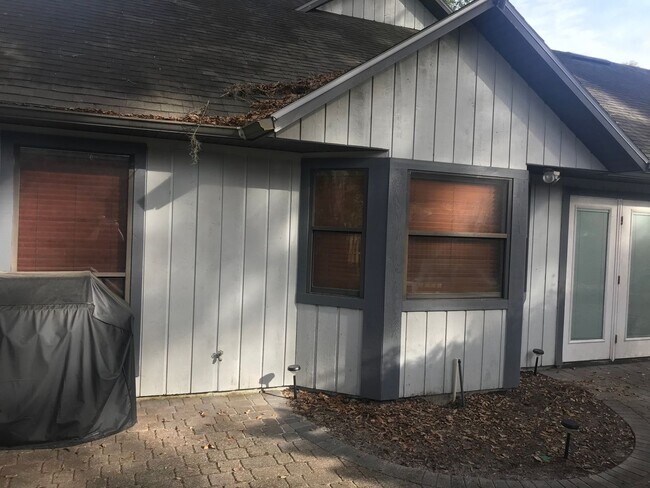 Building Photo - Beautifully Renovated Home in The Reserve!