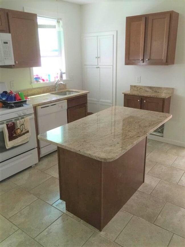 Building Photo - Providence/Smith Hill – Two bed First Floo...