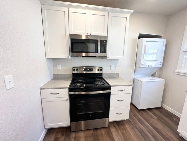 Building Photo - Adorable remodeled in 2023 2 bedroom 1 bathroom duplex available soon!