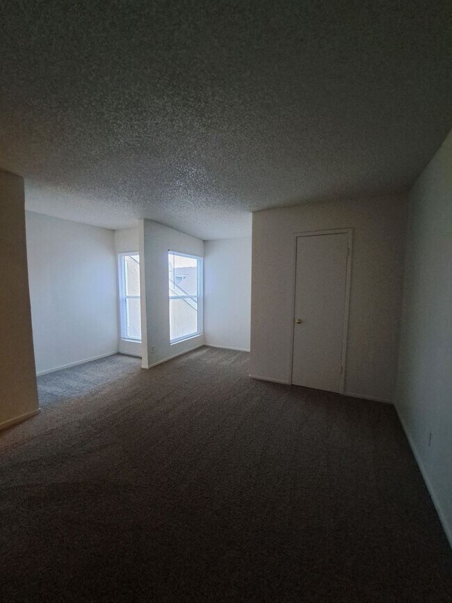 Building Photo - Charming 2-Bedroom Townhome in Fresno – Spacious Layout, Modern Kitchen & Community Amenities!