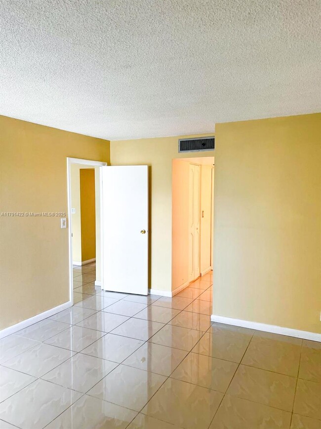 Building Photo - 20400 W Country Club Dr