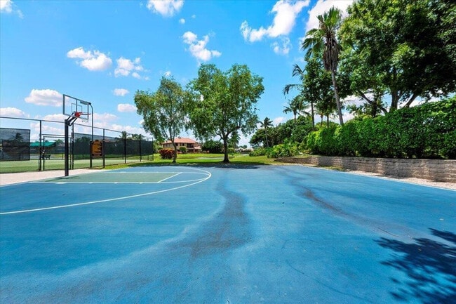 Building Photo - 10295 Trianon Pl