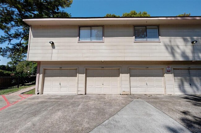 Building Photo - 16800 Sugar Pine Dr
