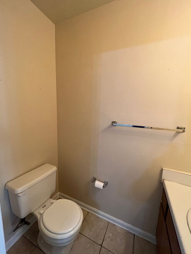 Building Photo - 2 Bedroom/1.5 bathroom townhouse for rent $1,300 month