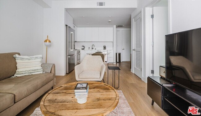 Building Photo - 1130 N Orange Dr