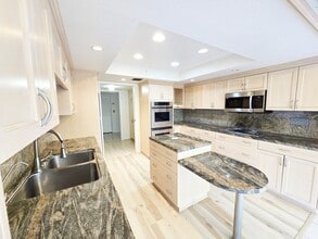 Building Photo - 2420 Torrey Pines Rd