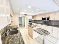 Building Photo - 2420 Torrey Pines Rd