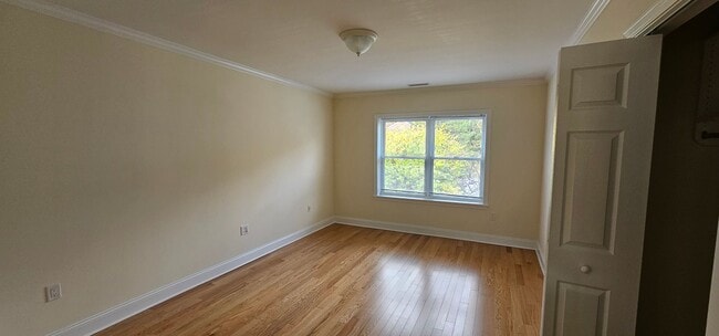 Building Photo - Spacious 1-Bedroom Townhouse in Scenic Area