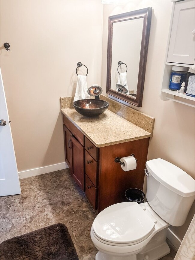 Building Photo - 220 Meadow Woods Dr