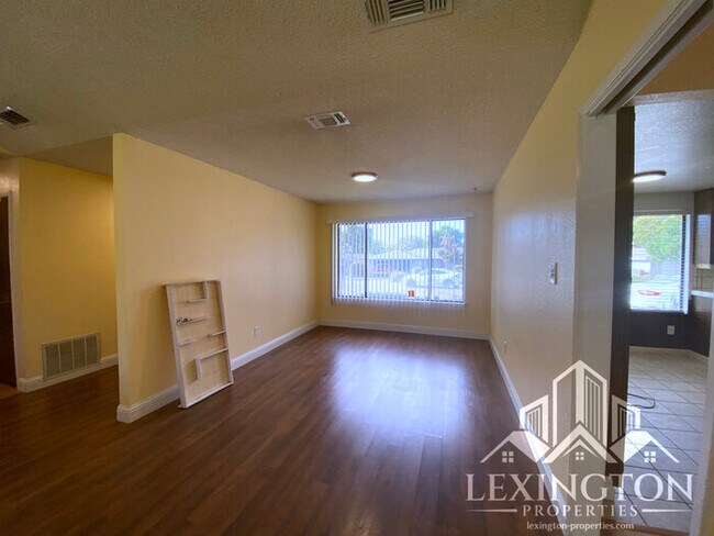 Building Photo - Beautiful, 3BD/2BA +Bonus Rooms, Bungalow ...