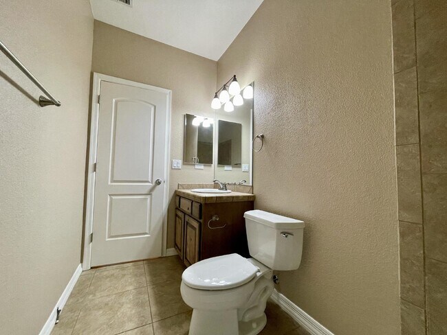 Building Photo - BHCRENT.COM Golf Course Living - Gated Com...