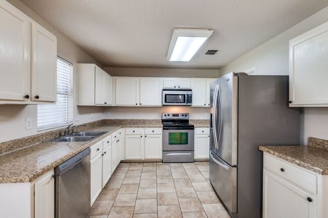 Building Photo - 2528 Red Oak Dr