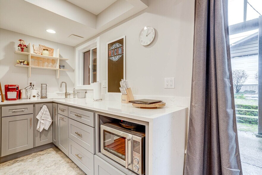 Building Photo - 10052 Interlake Ave N