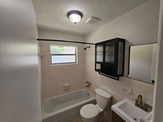 Building Photo - Beautiful and cozy 2/1 apartment available now!
