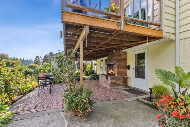 Building Photo - Charming 1 bed, 1 bath overlooking Lake Ba...