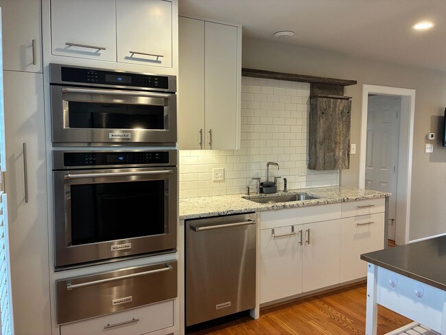 Building Photo - Recently Remodeled 3 bed 3 bath in Tuckahoe!