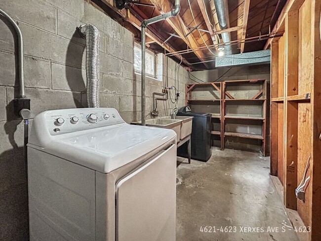 Building Photo - 2br 1ba 1cg ~ Security Deposit Free Altern...