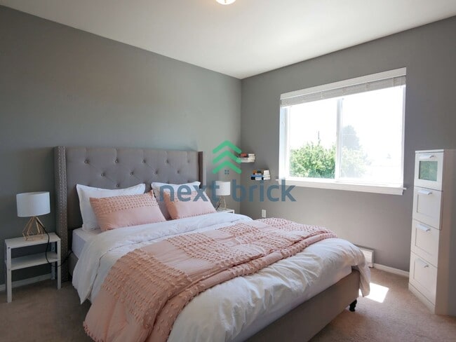 Building Photo - Quiet Townhouse 2 Beds 1.5 Bath Available for Rent!