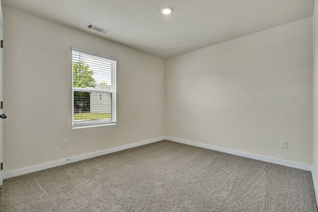 Building Photo - 576 Fox Den Cir
